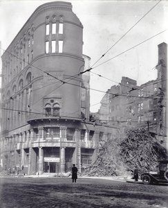 Fire Wreckage at the Northwest Corner of Fourth Street and Washington by Unbekannt Unbekannt